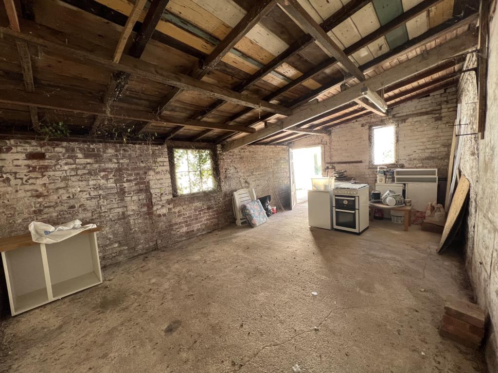 Lot: 77 - FREEHOLD BARN AND GARDENS WITH POTENTIAL -